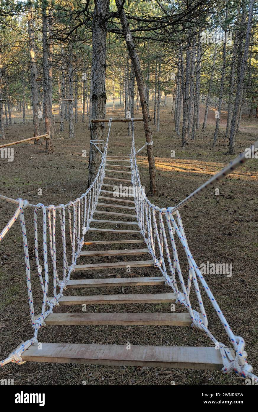 Bois enchantés. Le pont chuchotant. Parc d'aventure. Banque D'Images