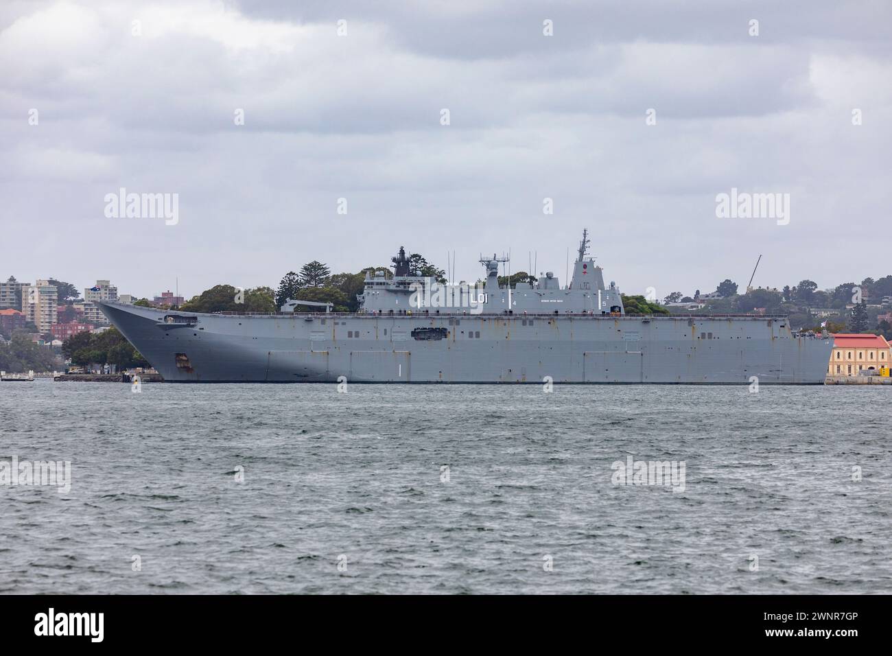 Le HMAS Adelaide (L01) est le deuxième de deux navires de débarquement d'hélicoptères de classe Canberra de la Royal Australian Navy, Garden Island, Sydney, Australie Banque D'Images