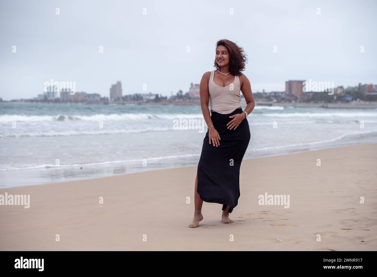 Jeune femme heureuse vue à la plage Banque D'Images