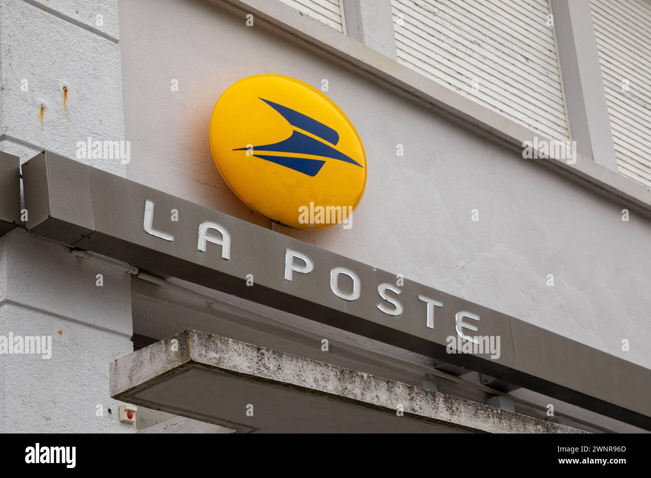 Bordeaux , France - 02 29 2024 : la poste texte du logo de la poste française et signe de la marque sur le bureau du magasin de façade de bâtiment d'entrée Banque D'Images