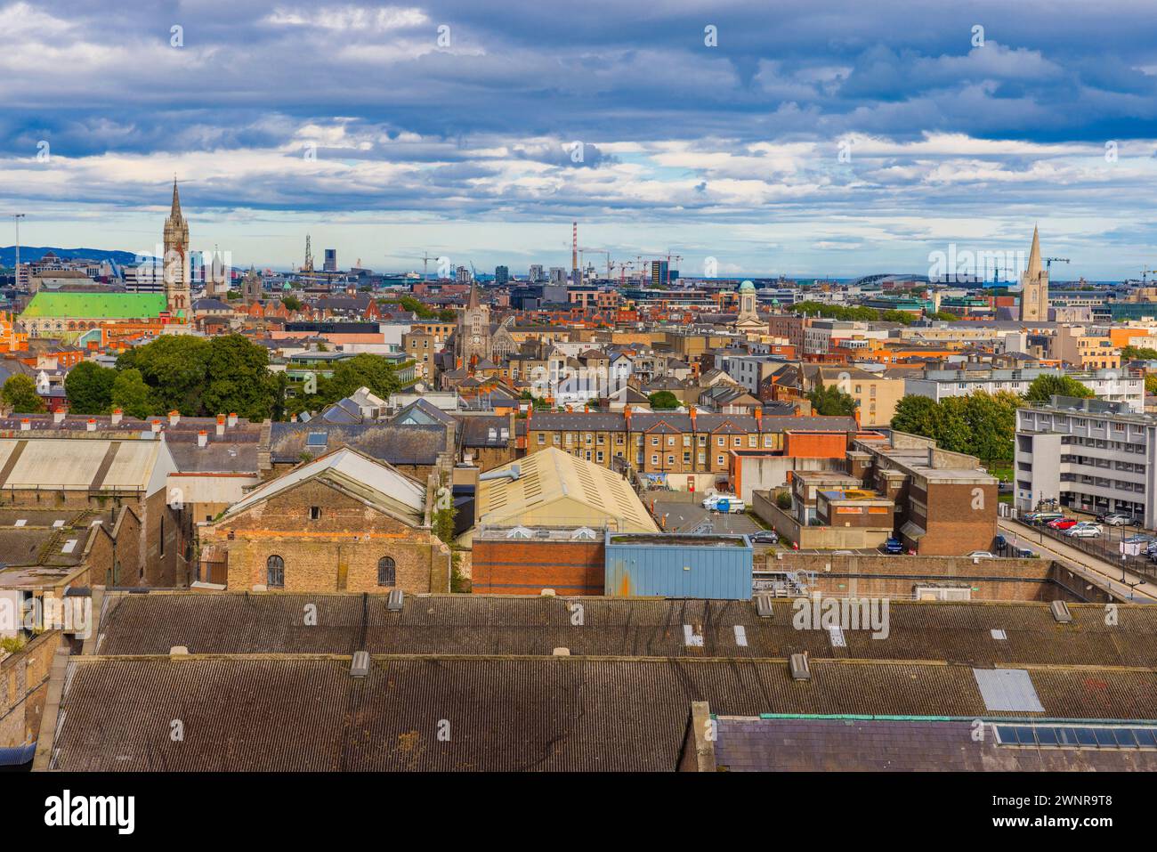 Dublin Skyline, vue aérienne d'une ville par temps nuageux, Irlande Banque D'Images