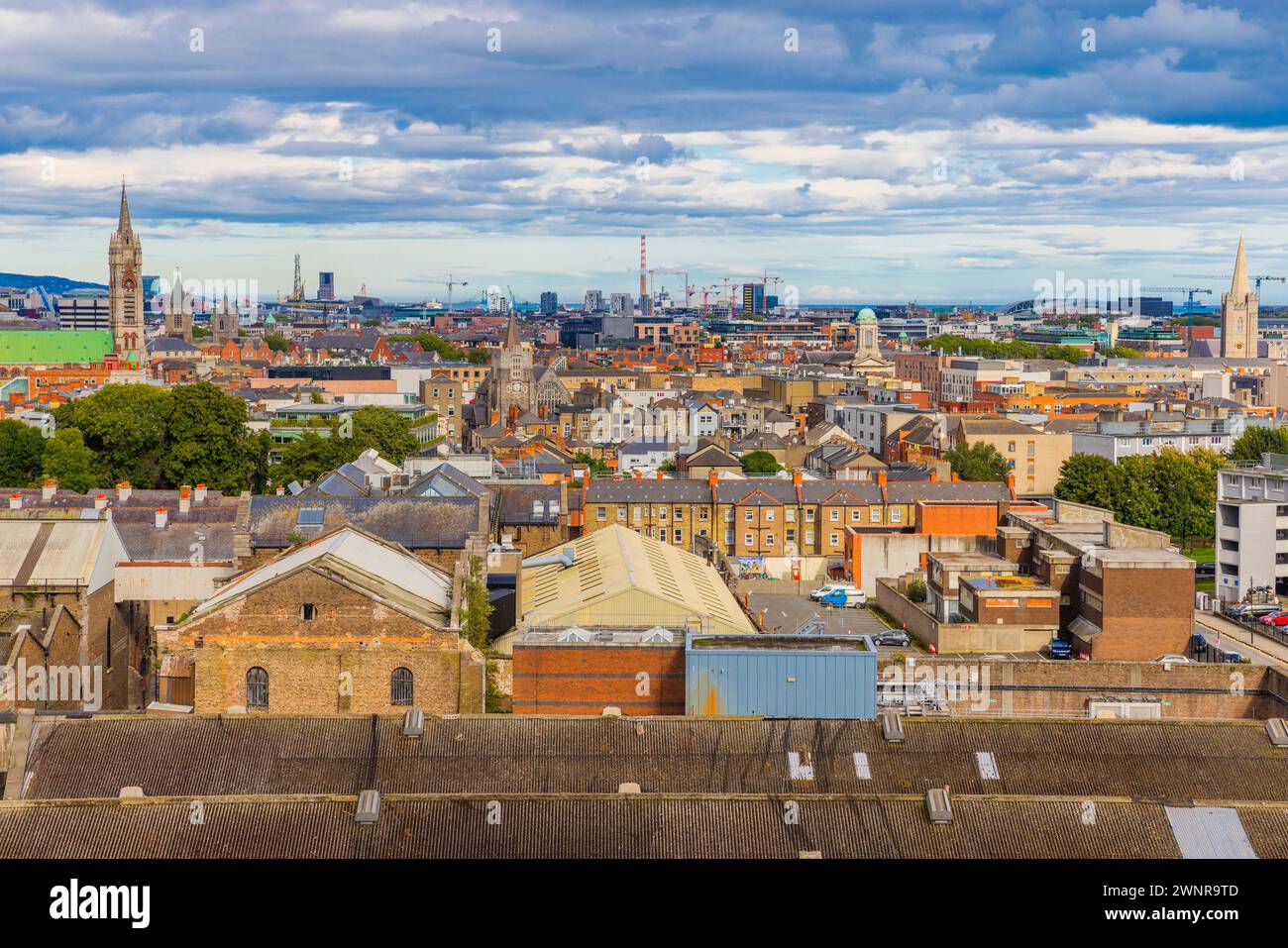 Dublin Skyline, vue aérienne d'une ville par temps nuageux, Irlande Banque D'Images