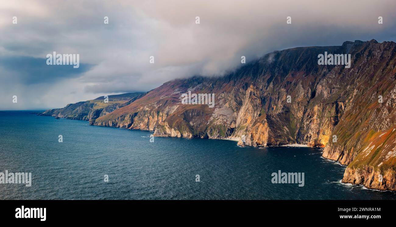 Slieve League ou Slieve Liag - Une photo de paysage dramatique mettant en vedette la Slieve League, la montagne sur la côte atlantique du comté de Donegal, en Irlande. Banque D'Images