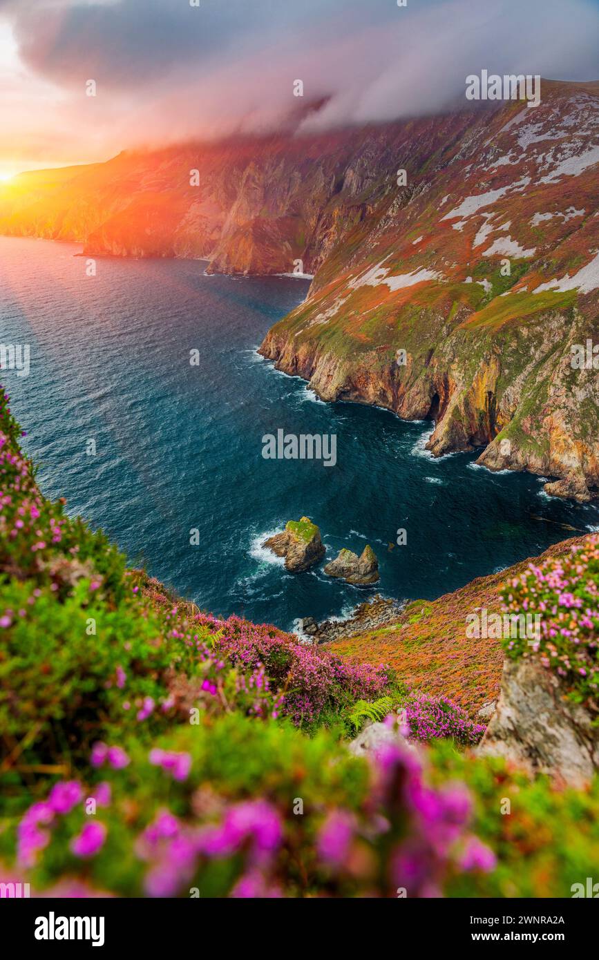 Slieve League ou Slieve Liag - Une photo de paysage dramatique mettant en vedette la Slieve League, la montagne sur la côte atlantique du comté de Donegal, en Irlande. Banque D'Images