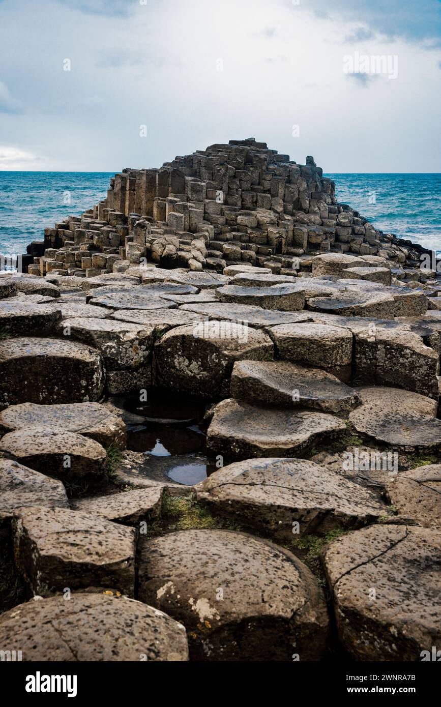 Une photo de paysage spectaculaire représentant la chaussée des géants, site classé au patrimoine mondial de l'UNESCO en Irlande du Nord. L'image présente l'emblématique hexagonal Banque D'Images