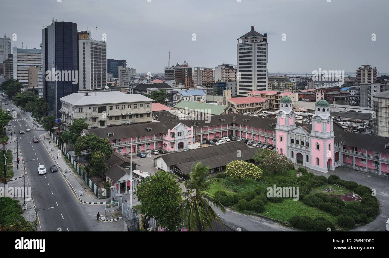 Lagos. 1er mars 2024. Une photo aérienne prise le 1er mars 2024 montre une vue de la ville à Lagos, au Nigeria. Lagos, ancienne capitale du Nigeria, est le centre économique du pays avec une population de plus de 20 millions d'habitants. Crédit : Han Xu/Xinhua/Alamy Live News Banque D'Images