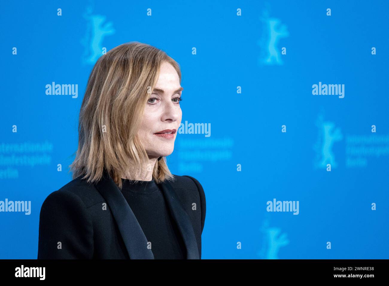 Schauspielerin Isabelle Huppert während des Photocalls zum film Yeohaengjaui Pilyo - A Traveler s Needs anlässlich der 74. Internationalen Filmfestspiele Berlin. / Actrice Isabelle Huppert lors du photocall pour le film Yeohaengjaui Pilyo - A Traveler s Needs à l'occasion du 74ème Festival International du film de Berlin. Snapshot-Photography/K.M.Krause *** actrice Isabelle Huppert lors de la photocall pour le film Yeohaengjaui Pilyo Un voyageur s A l'occasion du 74ème Festival International du film de Berlin actrice Isabelle Huppert lors de la photocall pour le film Yeohaengjaui Pilyo Banque D'Images