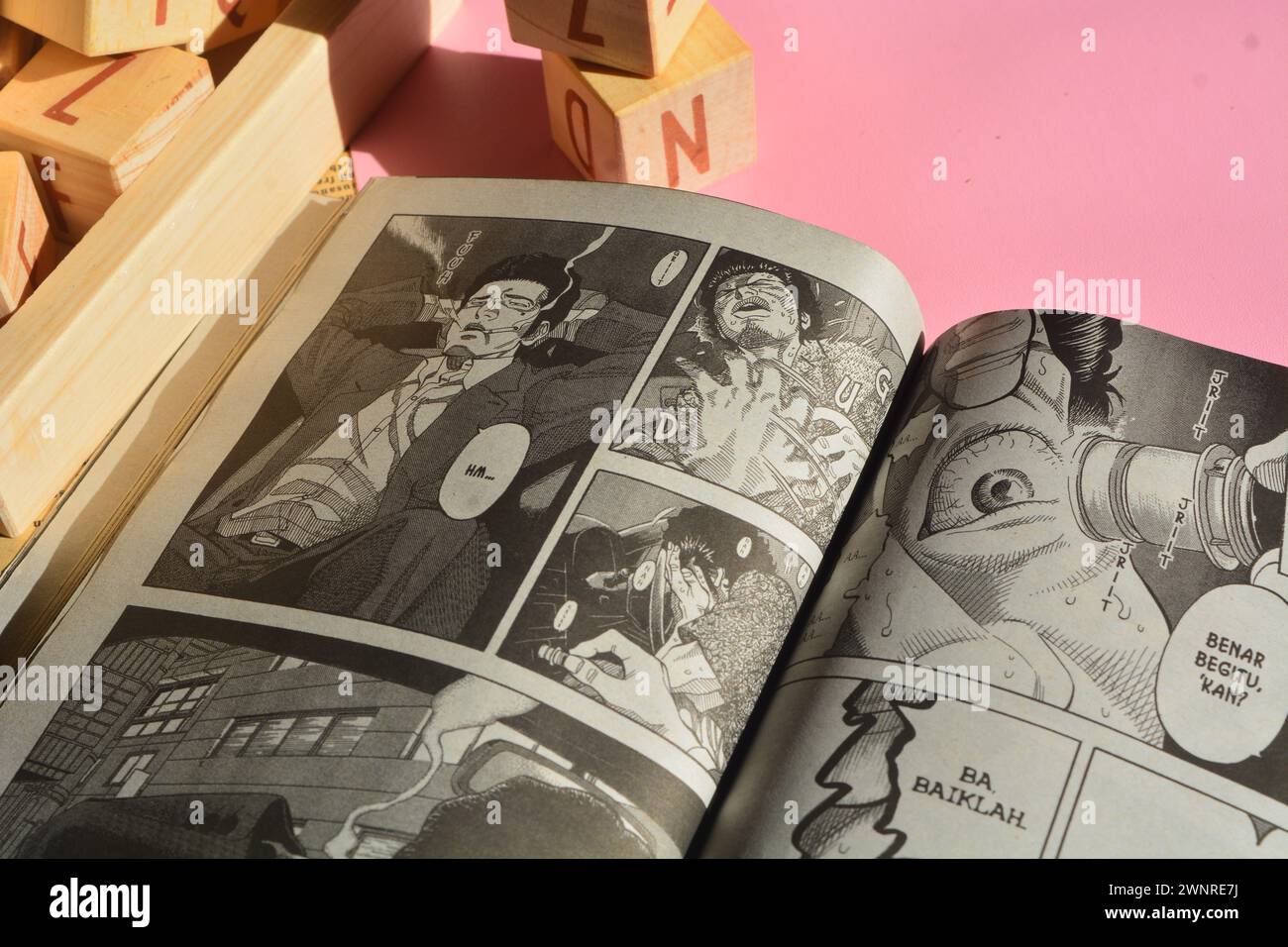 31 août 2023, gros plan d'une bande dessinée ouverte avec fond bokeh. Wadaslintang, Wonosobo Banque D'Images