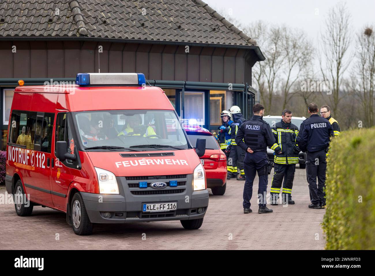 Police and fire department personnel stand by a retirement home after a fire broke out during the night, in Bedburg-Hau in the western German state of North Rhine-Westphalia, Monday, March 4, 2024. According to reports, few people died and at least 21 were injured. The cause of the fire is being investigated. (Christoph Reichwein/dpa via AP) Banque D'Images