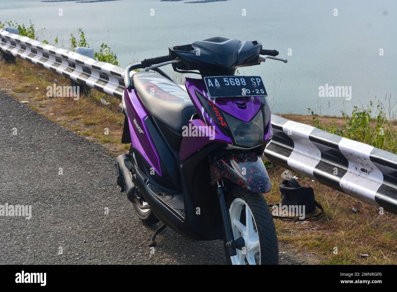 16 septembre 2023, photo moto automatique avec couleurs violet et noir, Wonosobo, Indonésie Banque D'Images