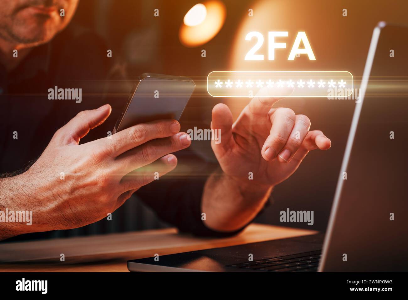 Authentification à deux facteurs 2FA, homme d'affaires utilisant le téléphone mobile et l'ordinateur portable pour se connecter à un compte en ligne, focus sélectif Banque D'Images