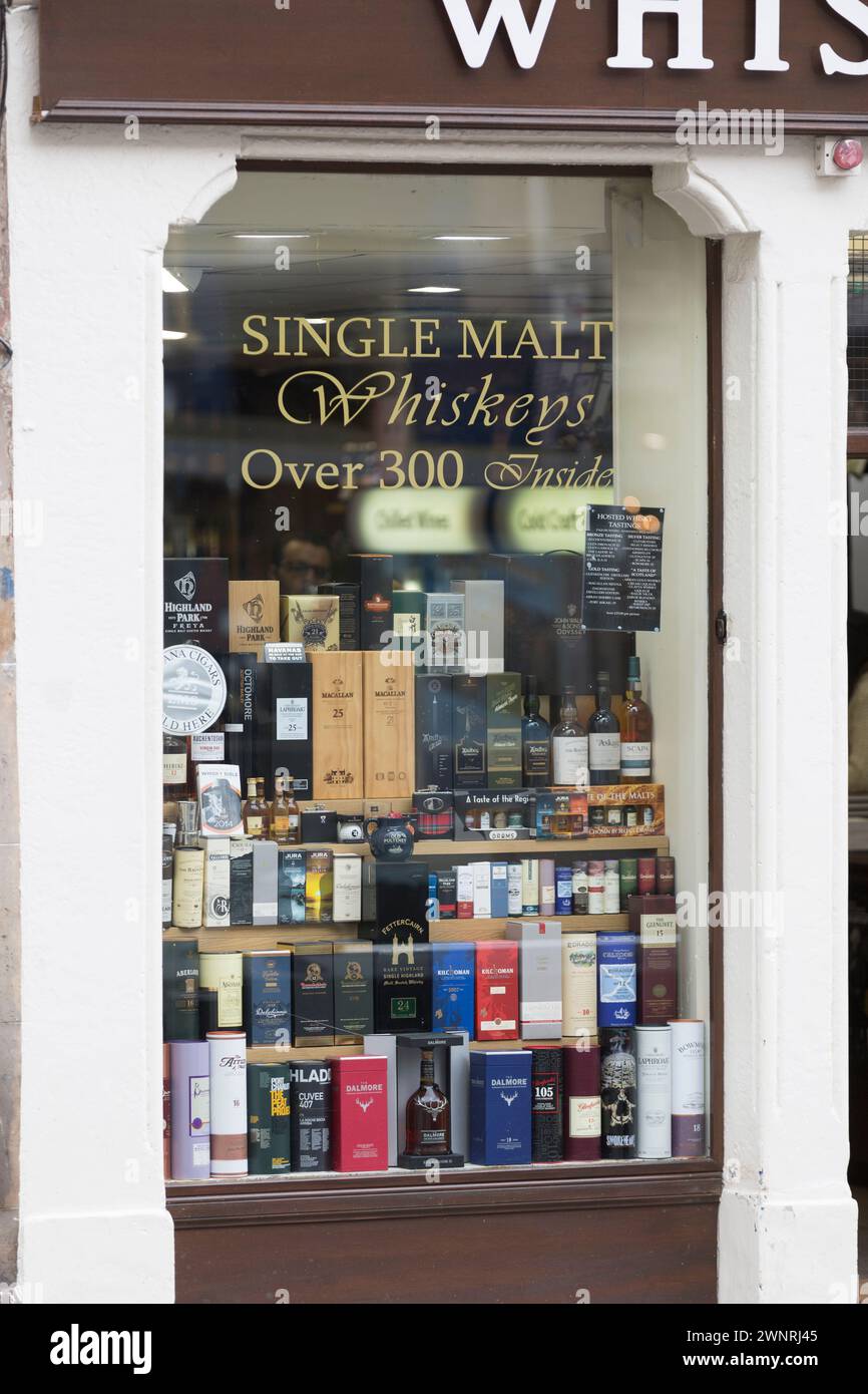 Royaume-Uni, Écosse, Édimbourg, la boutique du Royal Mile vendant des whiskies single malt. Banque D'Images