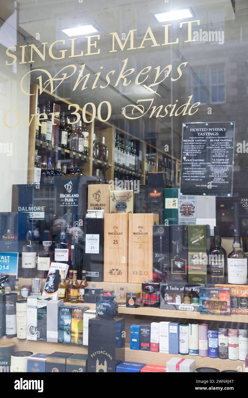 Royaume-Uni, Écosse, Édimbourg, la boutique du Royal Mile vendant des whiskies single malt. Banque D'Images