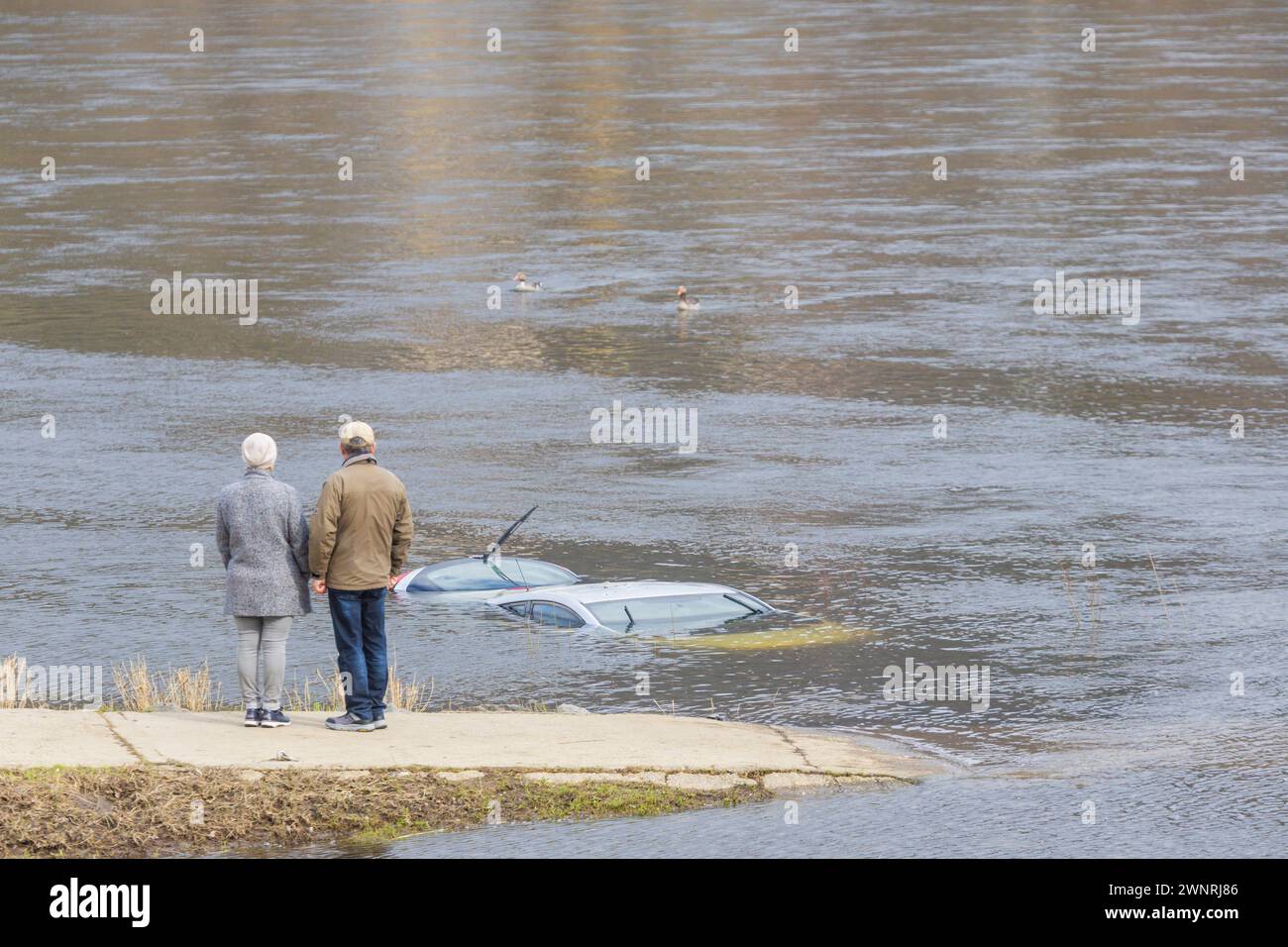 Elbe BEI Laubegast Kürzlich versank ein ungenügend gesicherter PKW in den Hochwasserfluten der Elbe und wurde erst nach eine umfangreichen Suche geortet. Die Bergung Steht noch aus. Dresde Sachsen Deutschland *** Elbe près de Laubegast récemment, une voiture mal sécurisée a coulé dans les eaux de crue de l'Elbe et n'a été localisée qu'après une recherche approfondie la récupération est toujours en attente Dresde Saxe Allemagne Banque D'Images