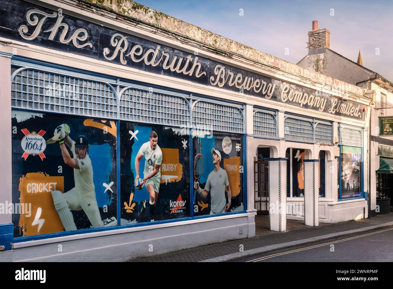 L'ancien bâtiment historique qui abritait autrefois la brasserie Redruth. Ltd à Truro City centre en Cornouailles, Royaume-Uni Banque D'Images