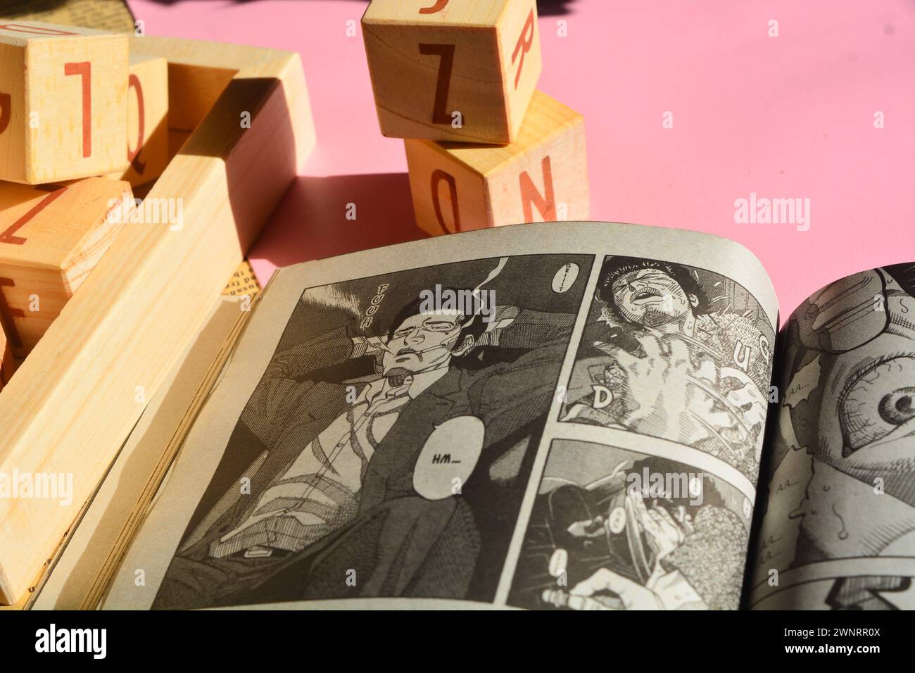 31 août 2023, gros plan d'une bande dessinée ouverte avec fond bokeh. Wadaslintang, Wonosobo Banque D'Images