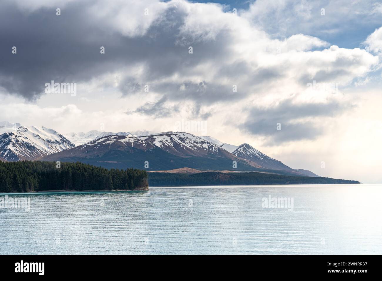 Un paysage pittoresque des Alpes du Sud de Nouvelle-Zélande et du lac Pukaki avec ciel bleu et nuages. Île du Sud, Nouvelle-Zélande. Vue depuis Alpine Salmon Shop. Banque D'Images
