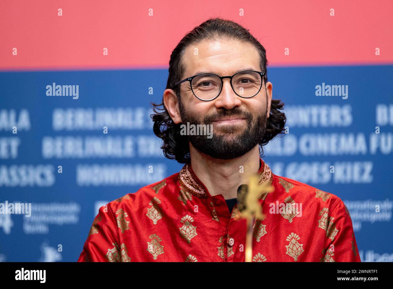 Kameramann Aziz Zhambakiyev während der Pressekonferenz zum film Shambala anlässlich der 74. Internationalen Filmfestspiele Berlin. / Le directeur de la photographie Aziz Zhambakiyev lors de la conférence de presse pour le film Shambala à l'occasion du 74ème Festival International du film de Berlin. Snapshot-Photography/K.M.Krause *** le directeur de la photographie Aziz Zhambakiyev lors de la conférence de presse pour le film Shambala à l'occasion du 74ème Festival International du film de Berlin le directeur de la photographie Aziz Zhambakiyev lors de la conférence de presse pour le film Shambala à l'occasion du 74ème film International de Berlin Banque D'Images