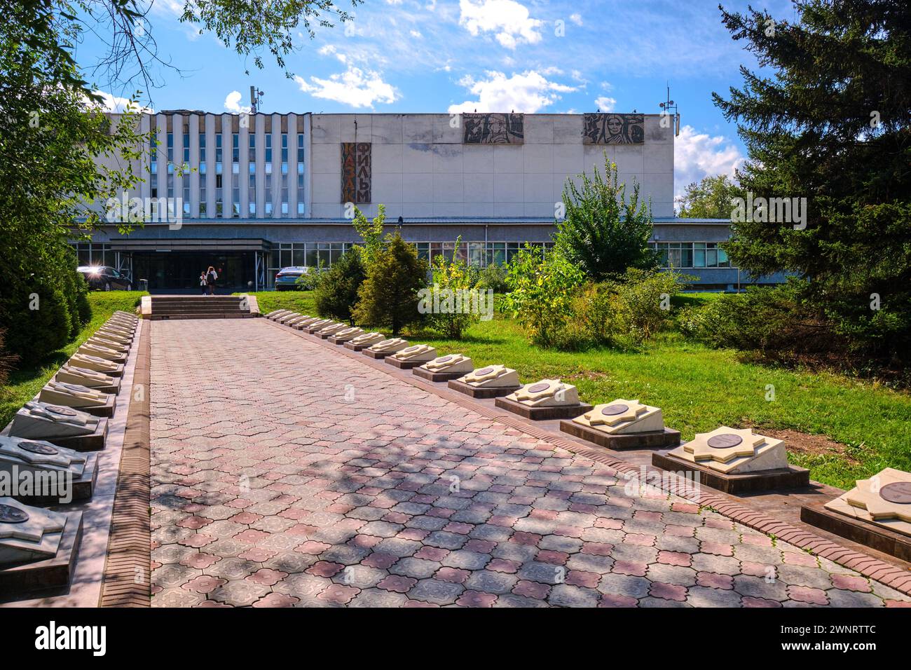 La vue juste après l'entrée principale, l'un des milieux du siècle, studio moderniste, bâtiments de scène. Les médaillons qui bordent la promenade font partie d'une promenade de F. Banque D'Images