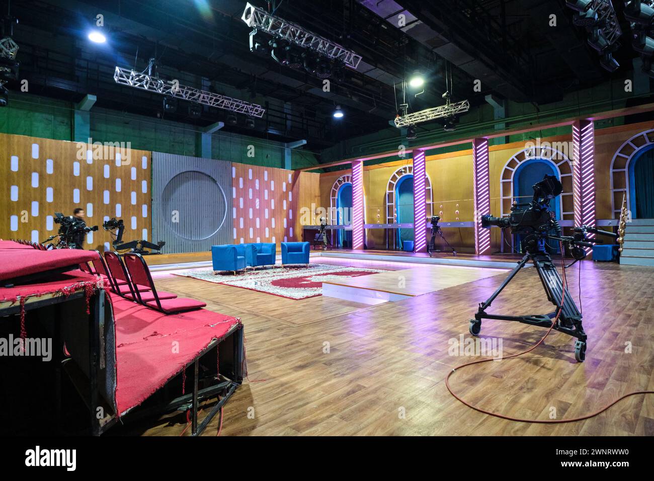 Un talk show TV vide et calme, un set d'émission de télévision, à l'intérieur d'une des scènes du studio. Au Kazakhstan Movie Studio à Almaty, Kazakhstan. Banque D'Images