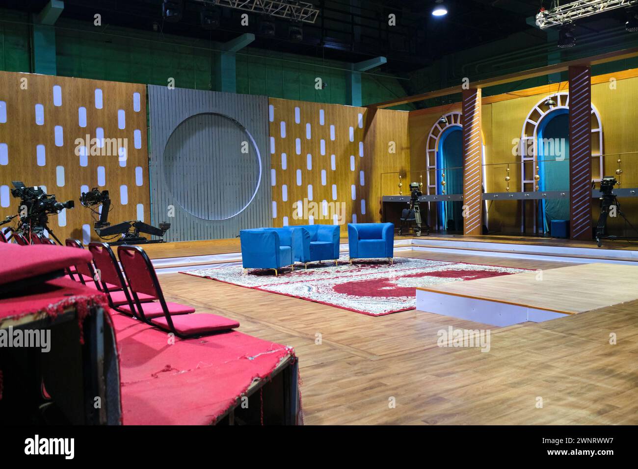 Un talk show TV vide et calme, un set d'émission de télévision, à l'intérieur d'une des scènes du studio. Au Kazakhstan Movie Studio à Almaty, Kazakhstan. Banque D'Images