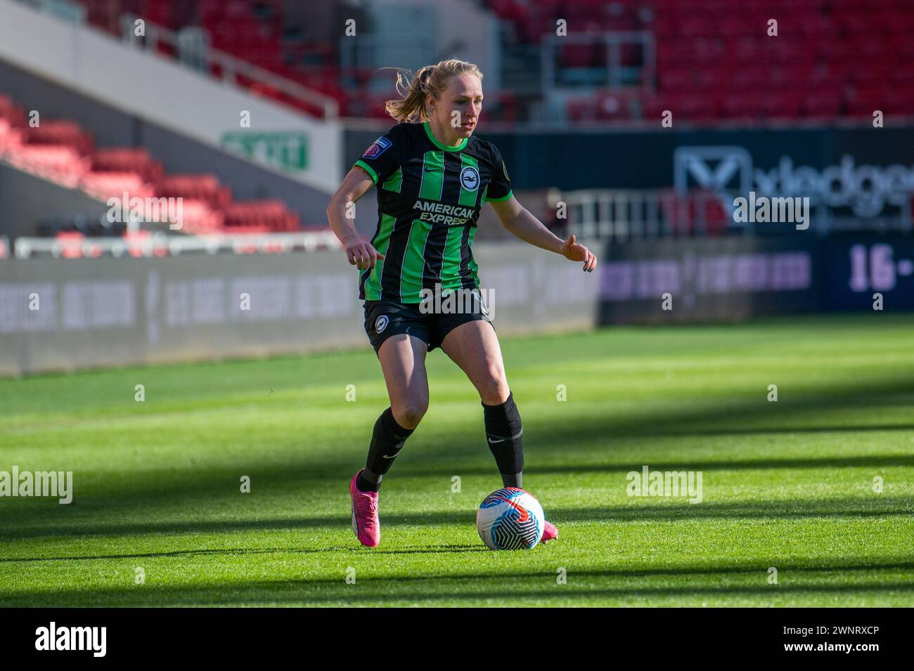 Bristol. ROYAUME-UNI. 3 mars 2024. Pauline Bremer pour Brighton & Hove Albion sur le ballon. Crédit : Shell Lawrence Photography/Alamy Live News Banque D'Images