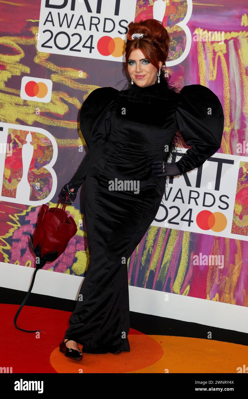 Londres, Royaume-Uni. 02 mars 2024. Ciara Mary-Alice Thompson alias CMAT assiste aux Brit Awards 2024 à l'O2 London à Greenwich, Londres. (Photo de Cat Morley/SOPA images/SIPA USA) crédit : SIPA USA/Alamy Live News Banque D'Images