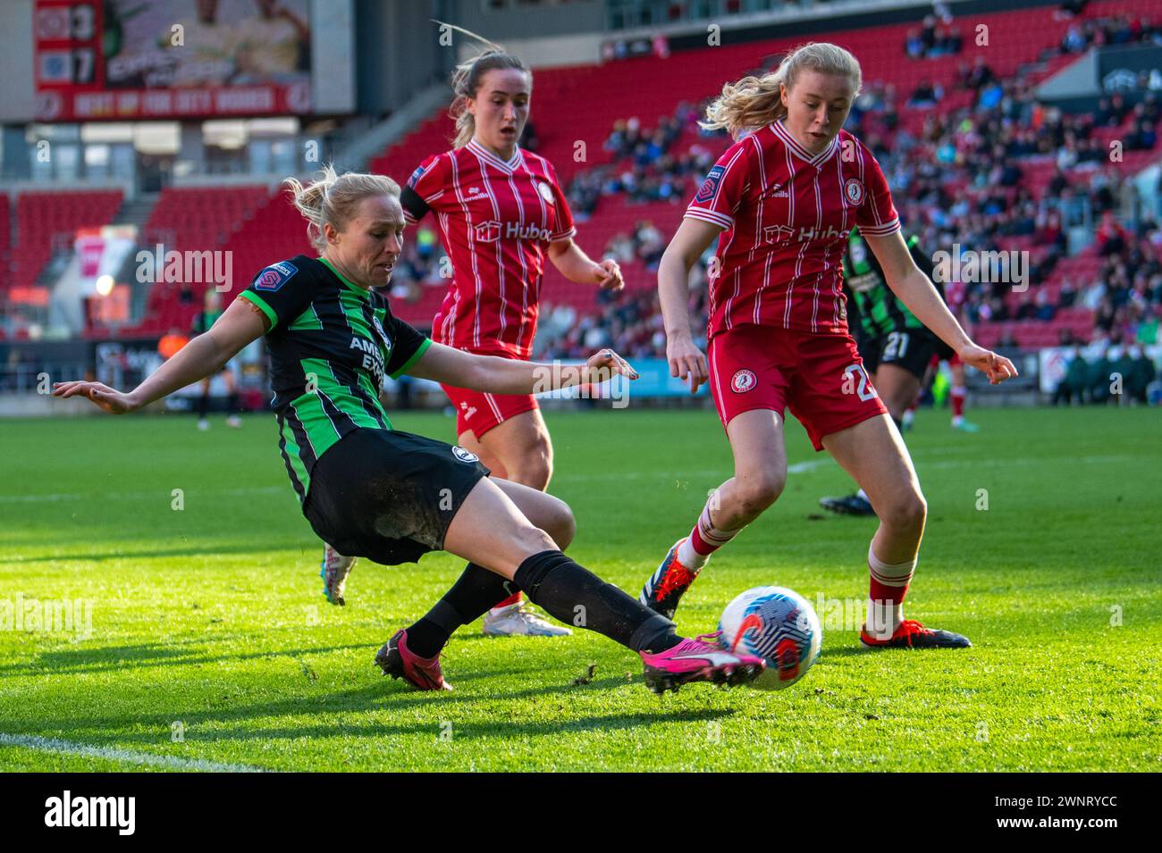 Bristol. ROYAUME-UNI. 3 mars 2024. Pauline Bremer pour Brighton traverse le ballon alors que Jasmine Bull et mari Ward de Bristol City regardent. Crédit : Shell Lawrence Photography/Alamy Live News Banque D'Images