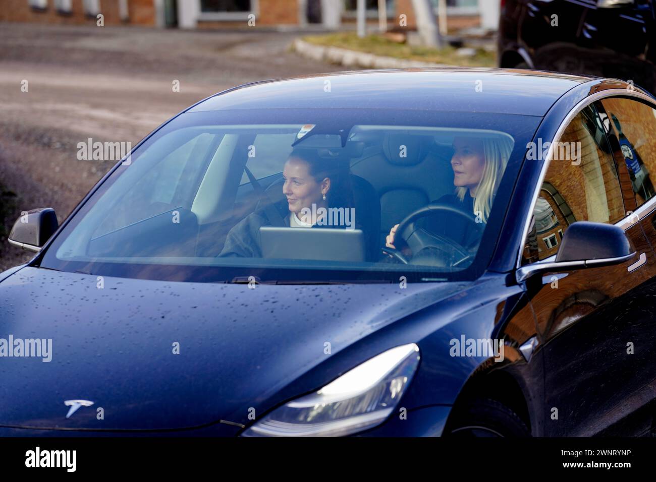Oslo 20240304.la princesse norvégienne Ingrid Alexandra et la princesse héritière mette-Marit quittent le Rikshospitalet où le roi Harald est admis. Photo : Terje Bendiksby / NTB Banque D'Images