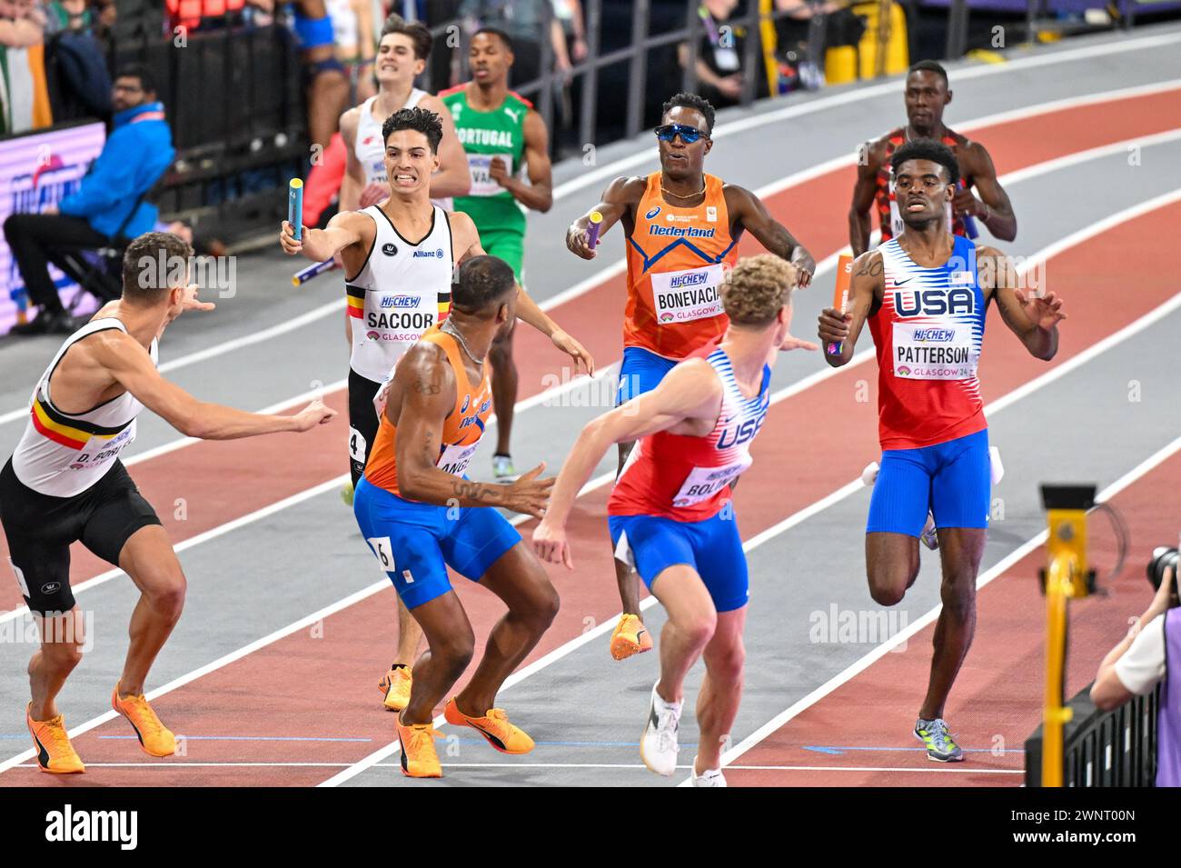 GLASGOW, ROYAUME-UNI - 3 MARS : Ramsey Angela, des pays-Bas, et Liemarvin Bonevacia, des pays-Bas, en compétition dans le relais 4x400m masculin lors de la troisième journée des Championnats du monde d'athlétisme en salle Glasgow 2024 à l'Emirates Arena le 3 mars 2024 à Glasgow, Royaume-Uni. (Photo Andy Astfalck/BSR Agency) Banque D'Images