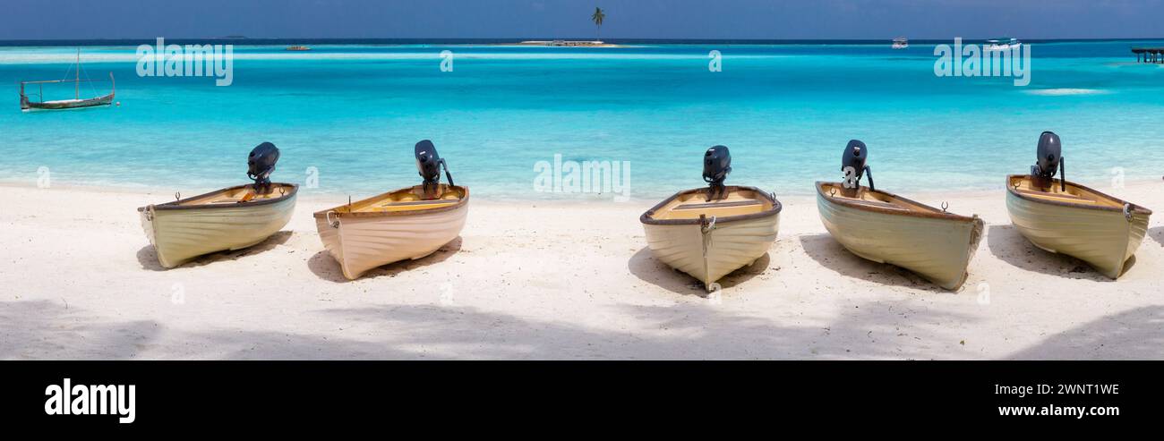 Bateaux à moteur sur la plage de l'île de atÃ‚Â GiliÃ‚Â LankanfushiÃ‚Â Banque D'Images