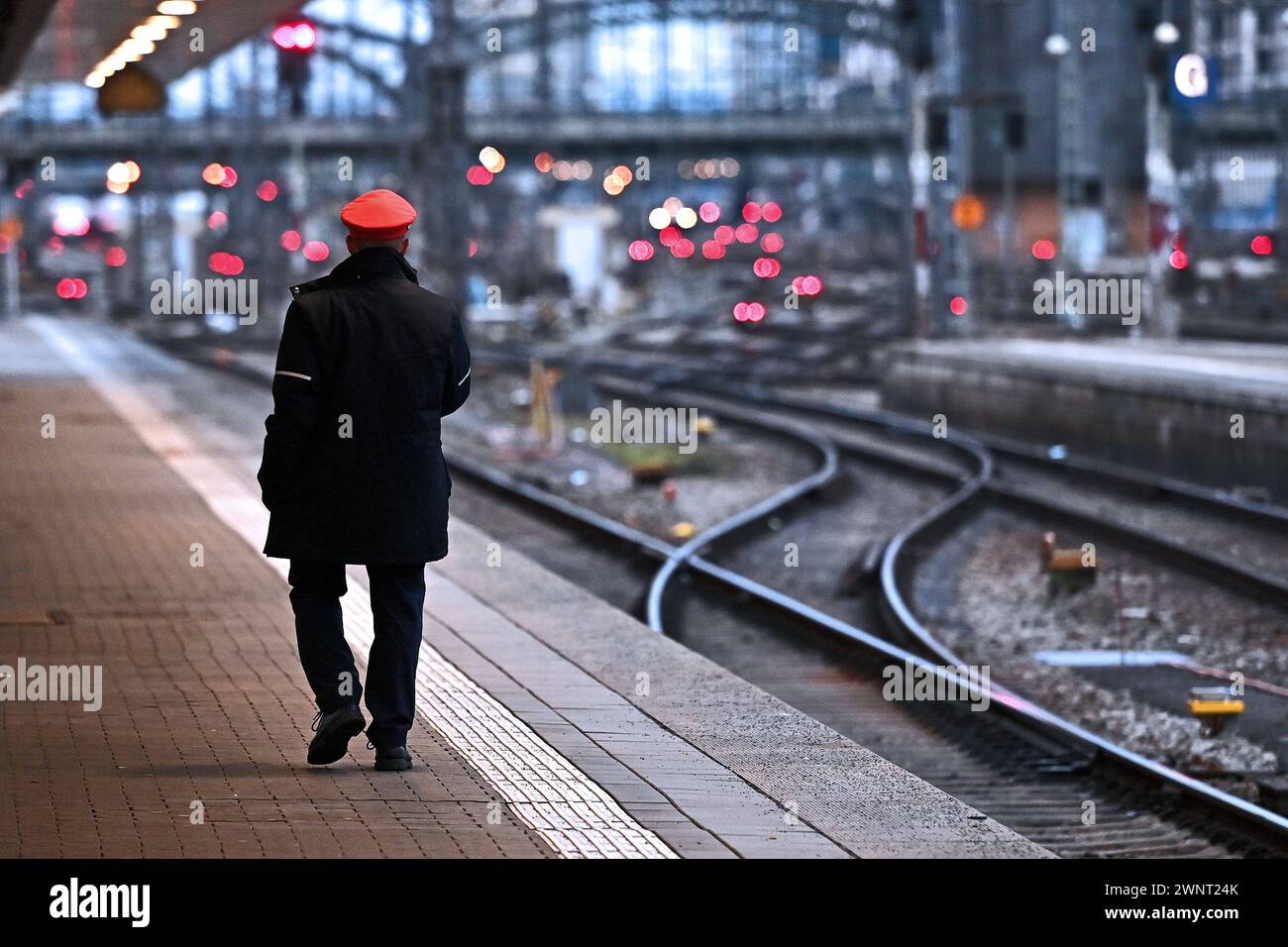 AB Mittwoch : Lokfuehrergewerkschaft GDL kuendigt neuen Bahnstreik an. ARCHIVFOTOStreik der GDL AM 24.01.2024 AM Hauptbahnhof à Muenchen. Leere Bahnsteige, Keine Zuege, gaehnende Leere. IM Vordergrund ein Mitarbeiter der Bahn. *** À partir de mercredi le syndicat des conducteurs de train GDL annonce une nouvelle grève ferroviaire ARCHIVE PHOTO GDL grève le 24 01 2024 à la gare centrale de Munich quais vides, pas de trains, bâillant le vide au premier plan un employé de chemin de fer Banque D'Images