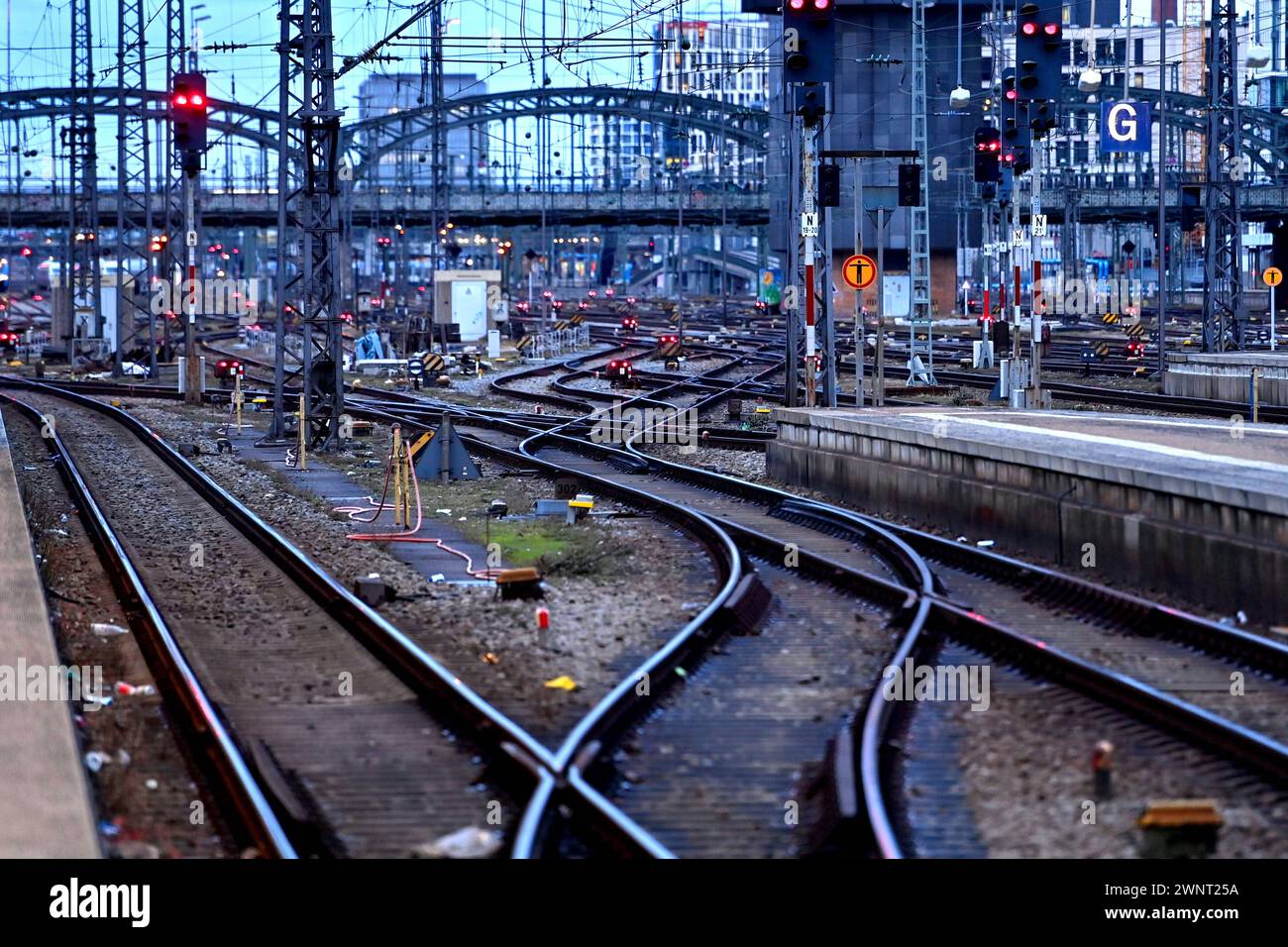 AB Mittwoch : Lokfuehrergewerkschaft GDL kuendigt neuen Bahnstreik an. Archivfoto Streik der GDL AM 24.01.2024 AM Hauptbahnhof à Muenchen. Leere Bahnsteige, keine Zuege.gaehnende Leere. *** À partir de mercredi, le syndicat des conducteurs de train GDL annonce une nouvelle grève ferroviaire ARCHIVE PHOTO GDL grève le 24 01 2024 à la gare centrale de Munich quais vides, pas de trains, vide bâillant Banque D'Images