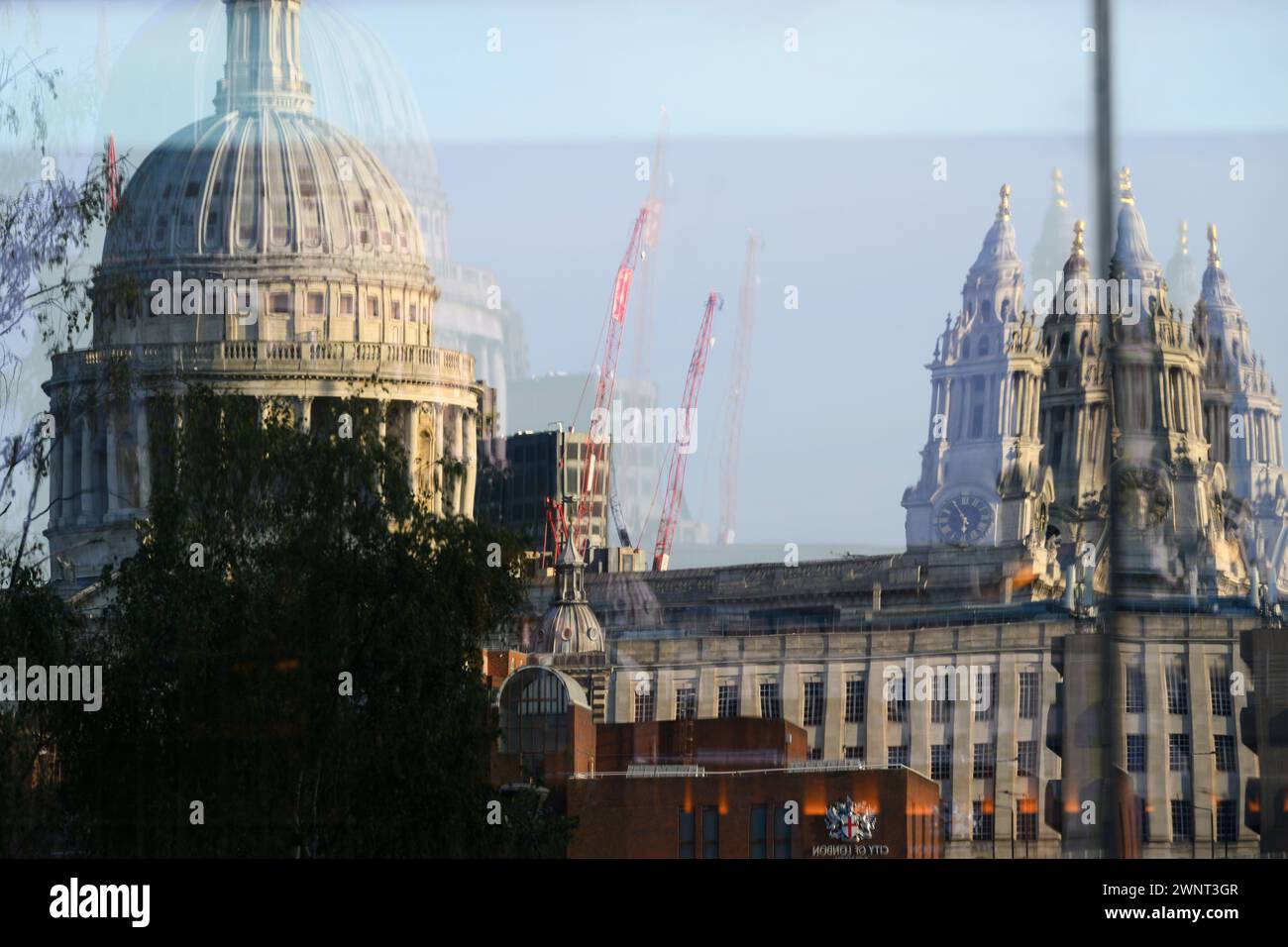 Prog La cathédrale Pauls se reflète dans une fenêtre. Prog Cathédrale Pauls, Londres, Royaume-Uni. 14 septembre 2023 Banque D'Images