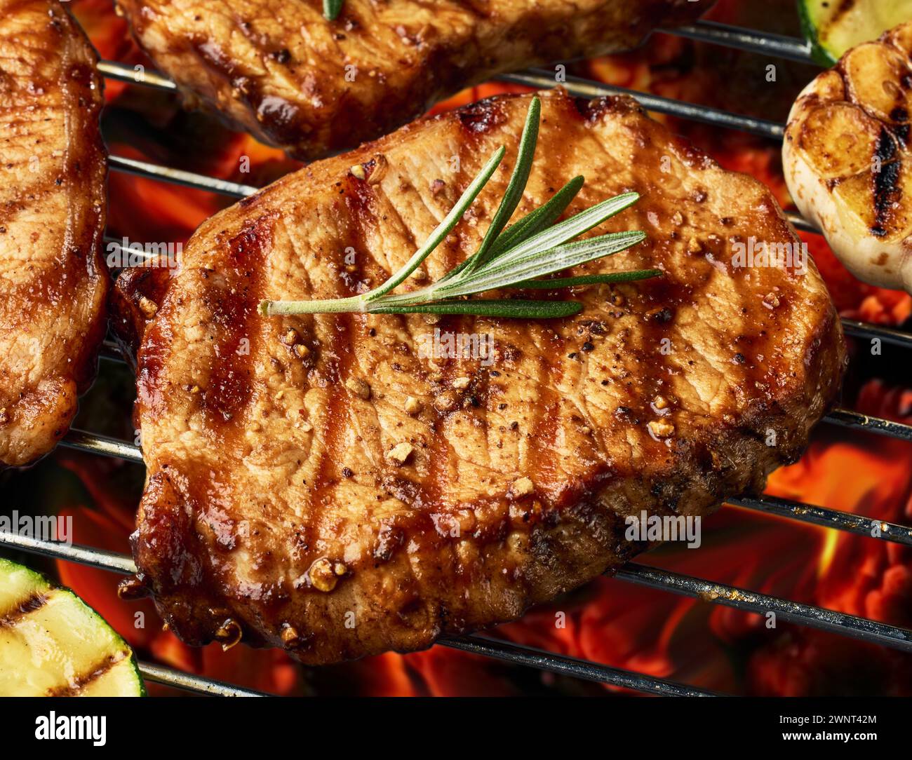 steak fraîchement grillé sur fond de gril de charbon de bois brûlant Banque D'Images