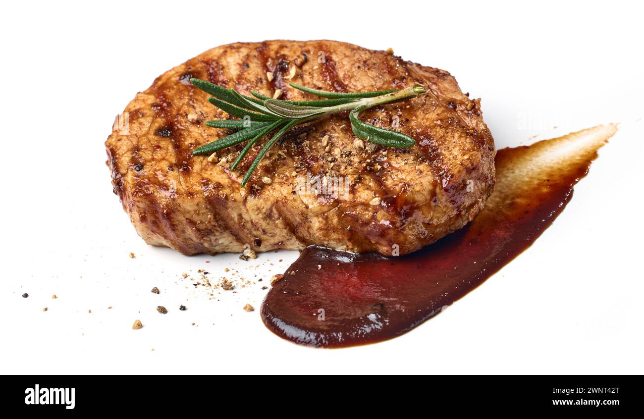 steak fraîchement grillé avec romarin, épices et sauce barbecue isolé sur fond blanc Banque D'Images
