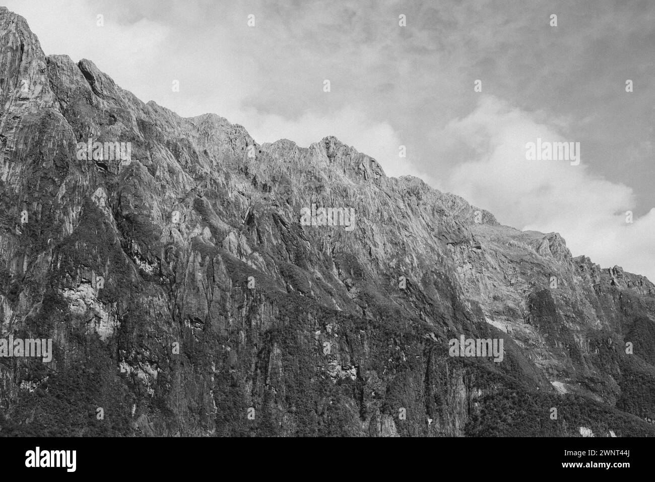 Paysage rocheux naturel noir et blanc à flanc de montagne NZ Banque D'Images