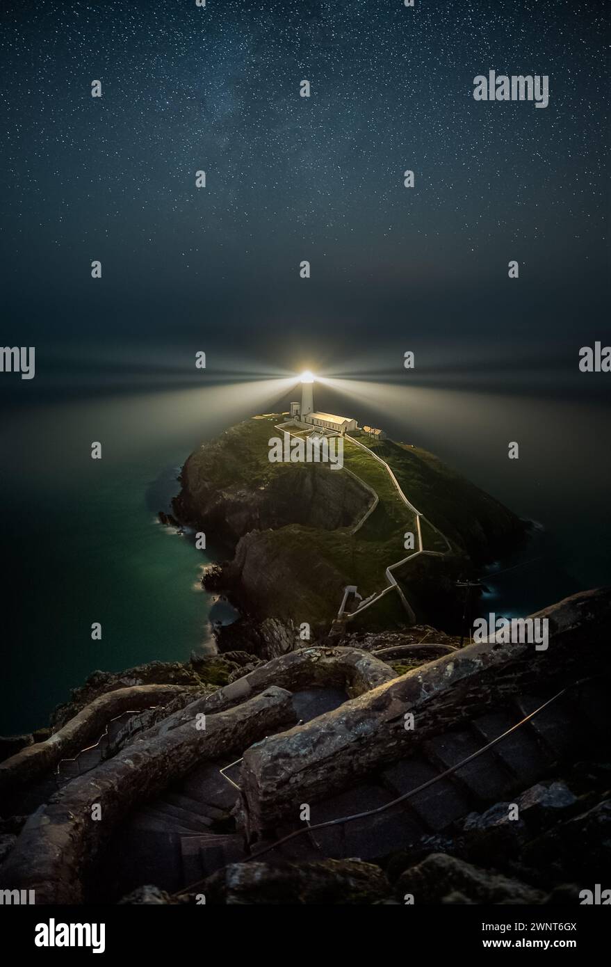 Shine on : South Stack Lighthouse WALES LA BEAUTÉ des côtes sauvages et occidentales du Royaume-Uni peut être vue capturée dans ces images étonnantes. F Banque D'Images