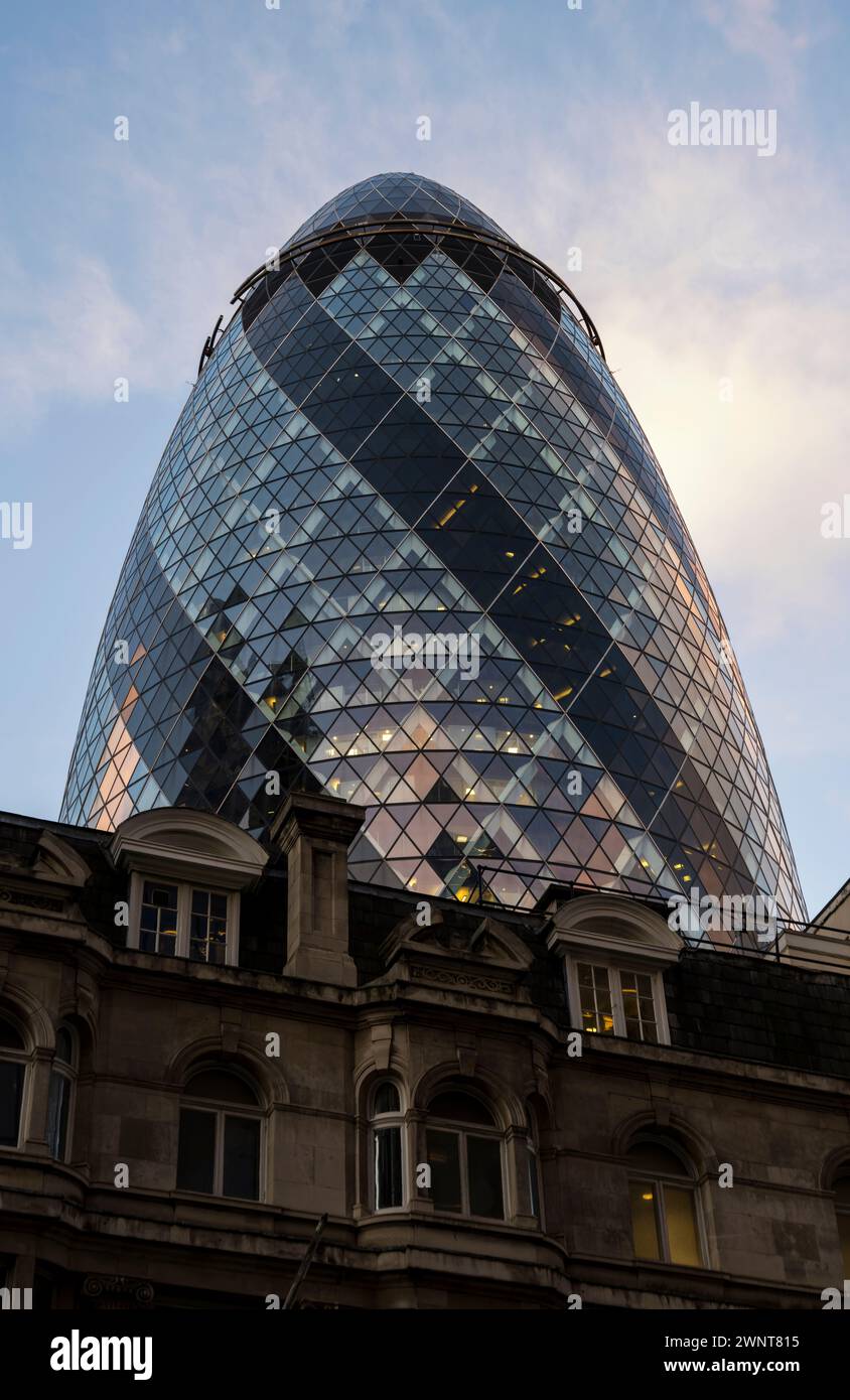 Le Gherkin, gratte-ciel, Londres, Angleterre, Royaume-Uni, GB. Banque D'Images