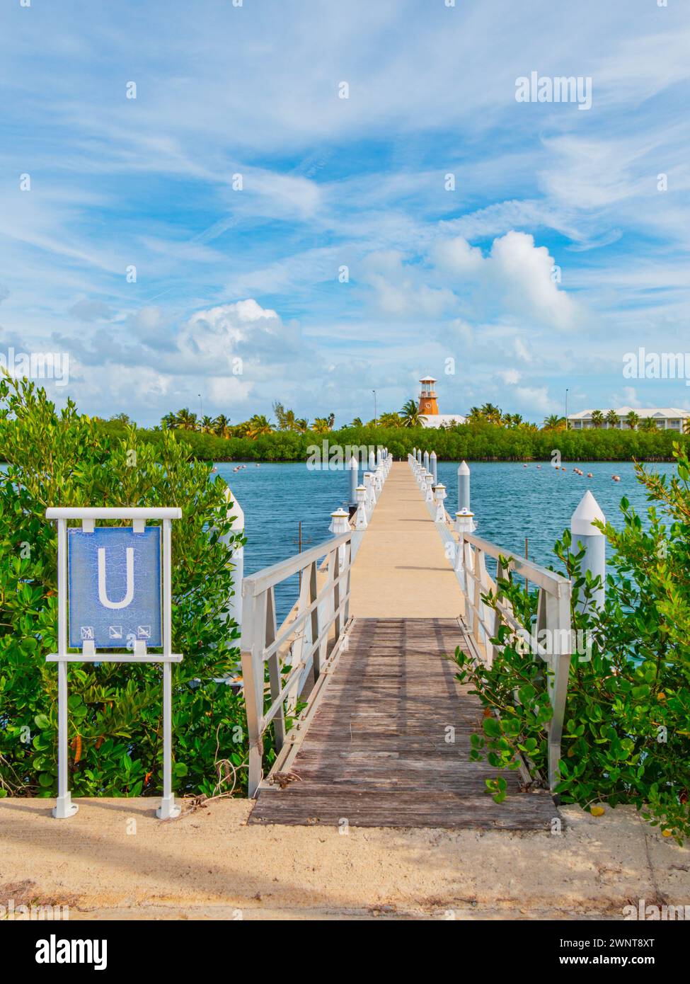 Jetée vide dans la station balnéaire de Varadero, Cuba. Manque de touristes en raison de la crise cubano-américaine. Marina sans yachts et bateaux. Centre de plongée international Gaviota Las Morlas. Port touristique sans bateaux Banque D'Images