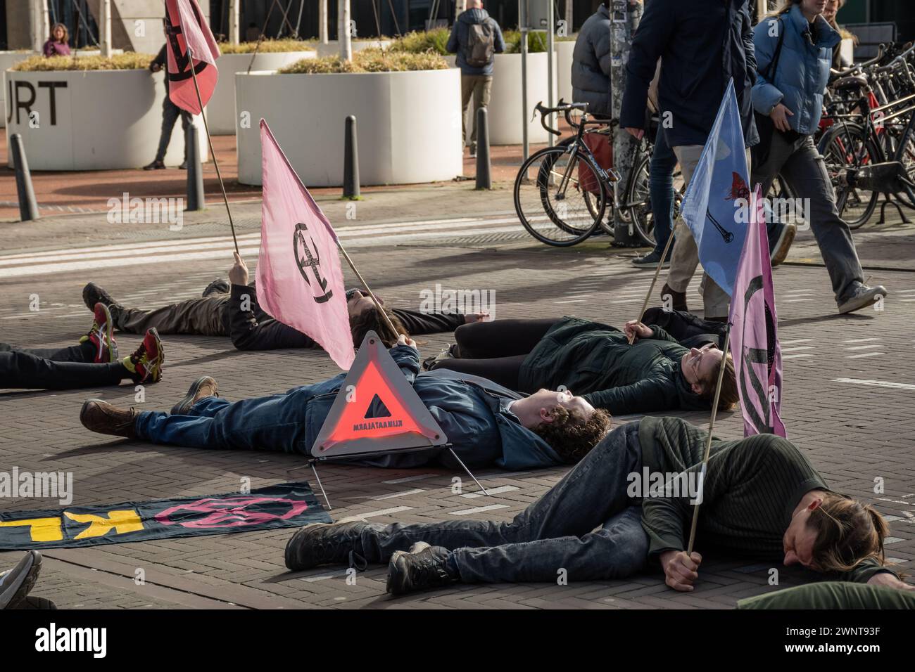 La Haye, pays-Bas. 4 mars 2024. Les activistes du groupe d'action directe extinction Rebellion manifestent pacifiquement pour la sensibilisation au changement climatique environnemental. Sirène d'alerte mensuelle de raid aérien utilisée comme alarme et mort des manifestants crédit : Drew McArthur/Alamy Live News Banque D'Images