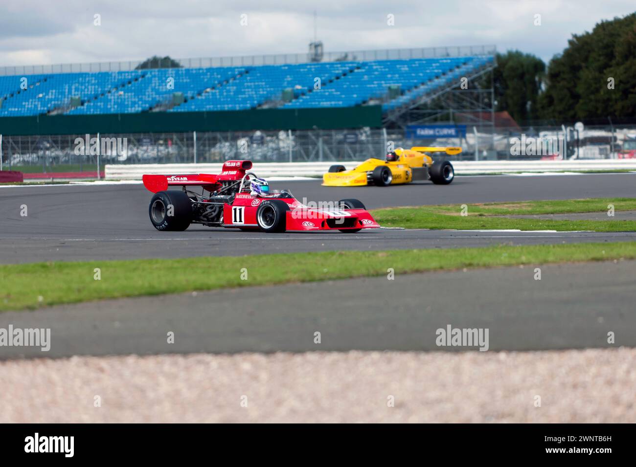 Henry Chart dans son Trojan T101, poursuivi par Mark Goodyear dans son mars 75B, lors du Trophée Derek Bell pour la course de formule libre HSCC, Silverstone Banque D'Images