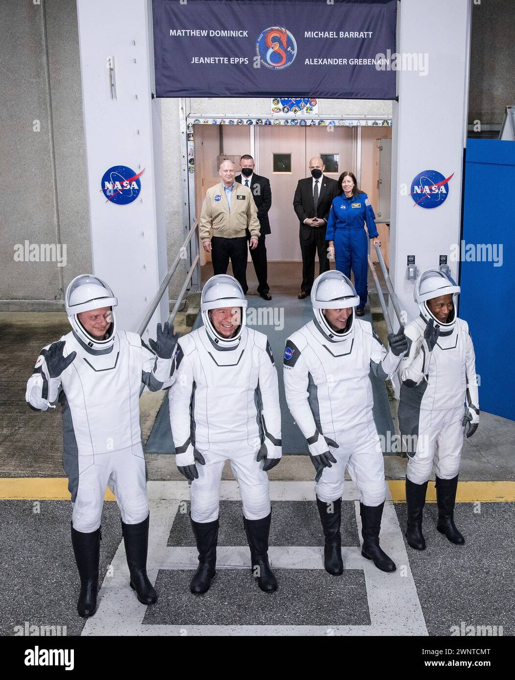 Cap Canaveral (États-Unis d'Amérique). 03 mars 2024. Les astronautes SpaceX Crew-8 portant des combinaisons spatiales SpaceX, quittent le Neil A. Armstrong Operations and Checkout Building pour le Launch Complex 39A au Kennedy Space Center, le 3 mars 2024 à Cape Canaveral, en Floride. Debout de gauche à droite : le cosmonaute Alexander Grebenkin de Roscosmos, les astronautes Michael Barratt, Matthew Dominick et Jeanette Epps de la NASA. Crédit : Aubrey Gemignani/NASA/Alamy Live News Banque D'Images