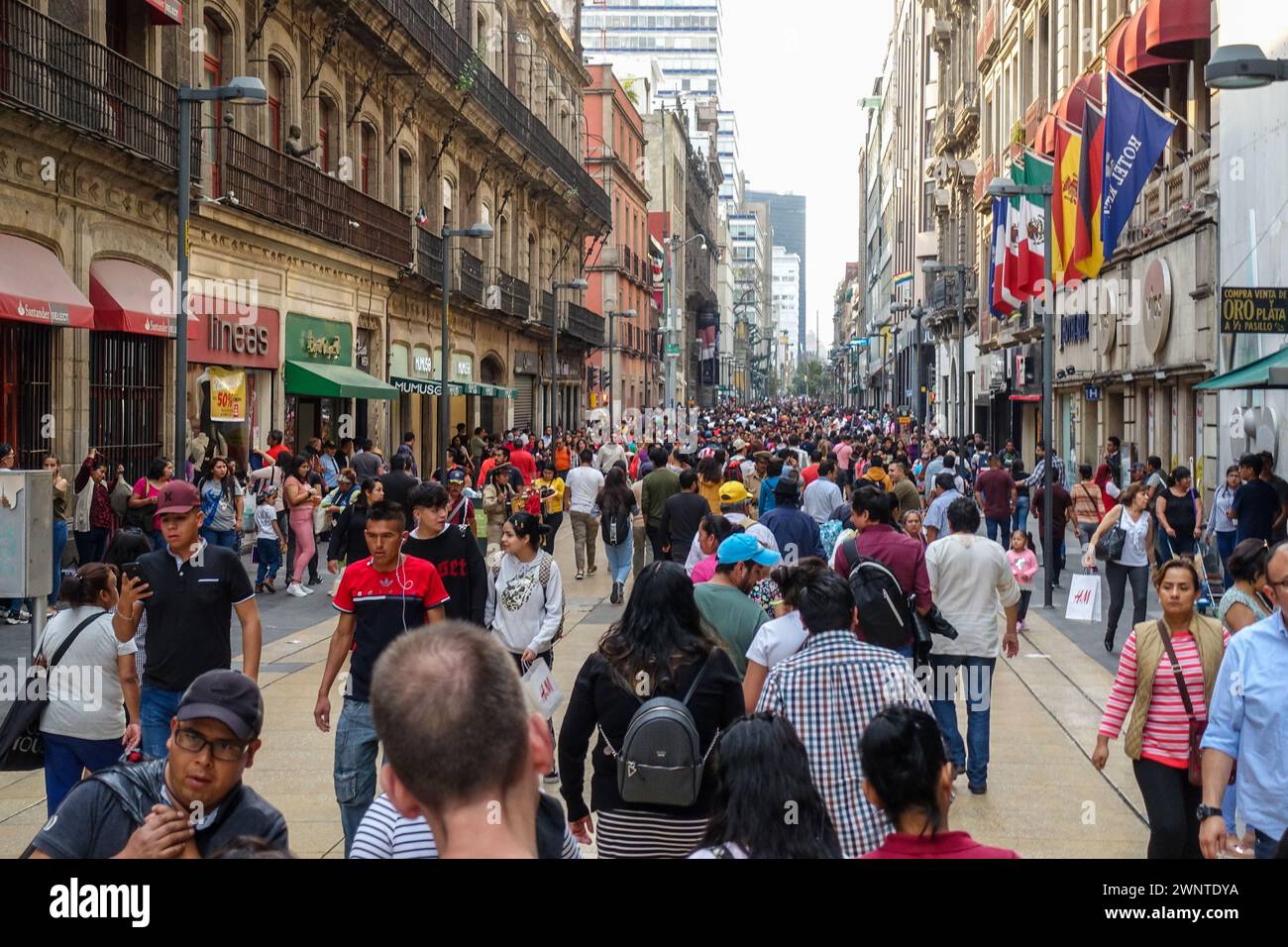 Rue urbaine animée de Mexico (CDMX) bondée de gens dans la journée Banque D'Images