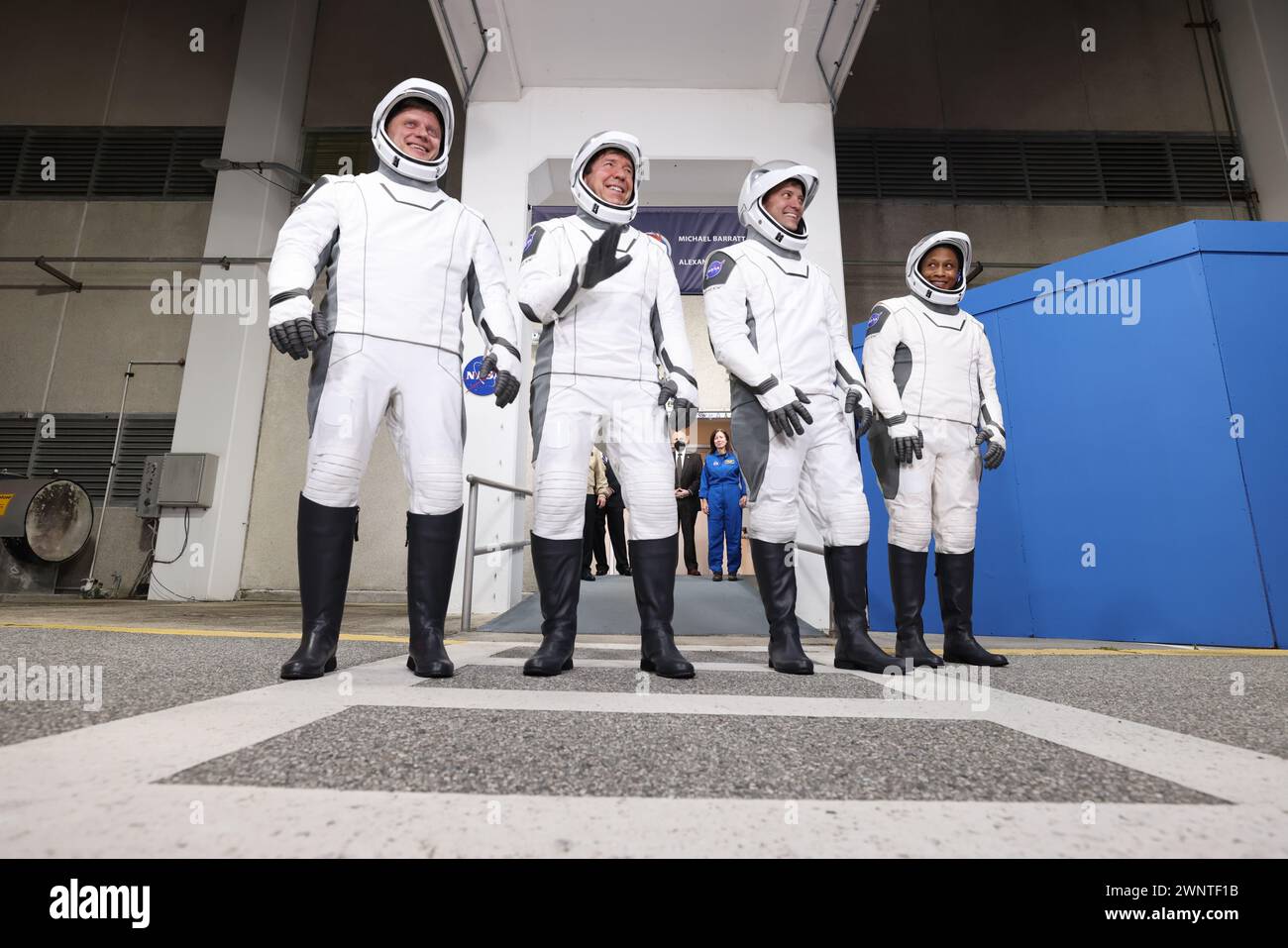 Cap Canaveral (États-Unis d'Amérique). 03 mars 2024. Les astronautes SpaceX Crew-8 portant des combinaisons spatiales SpaceX, quittent le Neil A. Armstrong Operations and Checkout Building pour le Launch Complex 39A au Kennedy Space Center, le 3 mars 2024 à Cape Canaveral, en Floride. Debout de gauche à droite : le cosmonaute Alexander Grebenkin de Roscosmos, les astronautes Michael Barratt, Matthew Dominick et Jeanette Epps de la NASA. Crédit : Kim Shiflett/NASA/Alamy Live News Banque D'Images