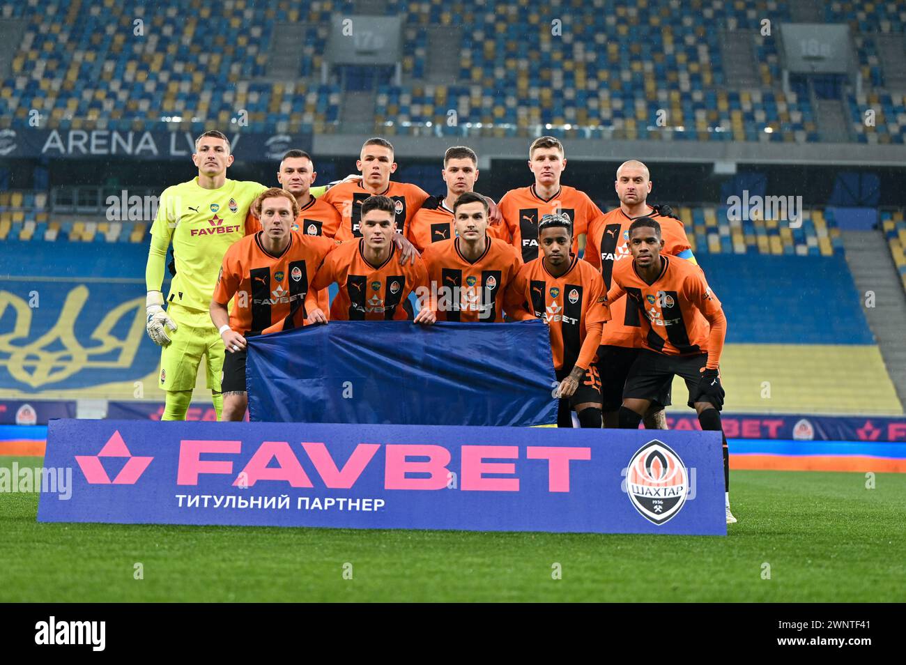 LVIV, UKRAINE - 3 MARS 2024 - les joueurs du FC Shakhtar Donetsk posent pour une photo avant le match de la première Ligue ukrainienne 2023/2024 contre le FC Kryvbas Kryvyi Rih à l'Arena Lviv, Lviv, dans l'ouest de l'Ukraine. Banque D'Images