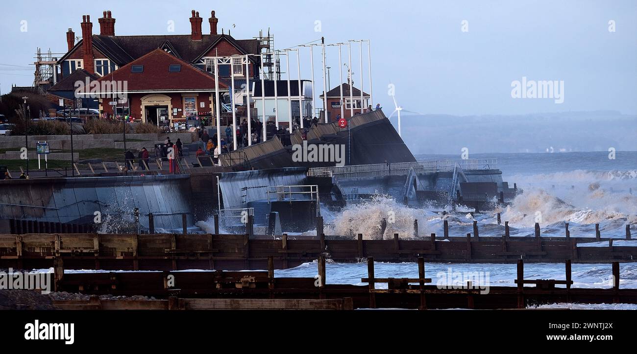 Marée haute et vagues à Hornsea, Yorkshire, Royaume-Uni Banque D'Images