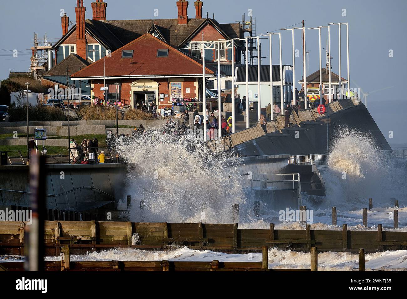 Marée haute et vagues à Hornsea, Yorkshire, Royaume-Uni Banque D'Images
