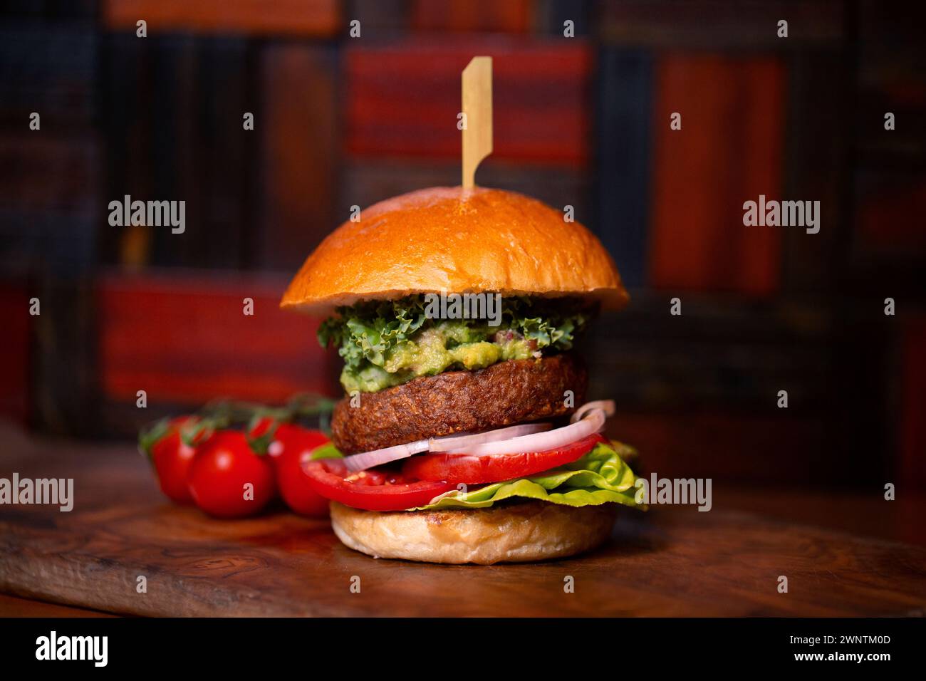Hamburger végétalien un burger végétal Beyond Delicious sans viande avec brioches végétaliennes. Banque D'Images