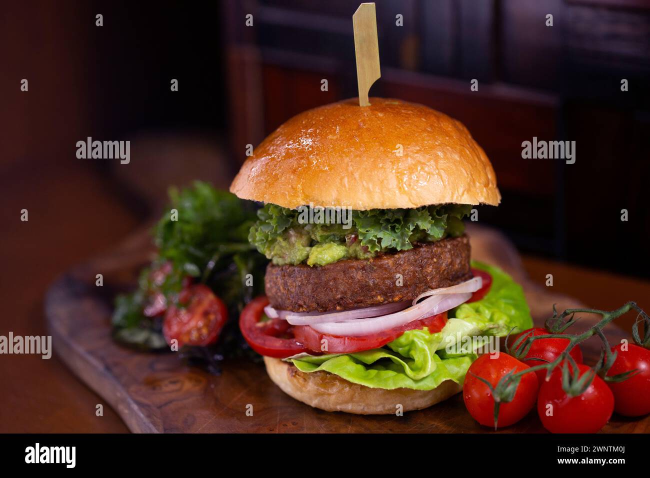 Hamburger végétalien un burger végétal Beyond Delicious sans viande avec brioches végétaliennes. Banque D'Images